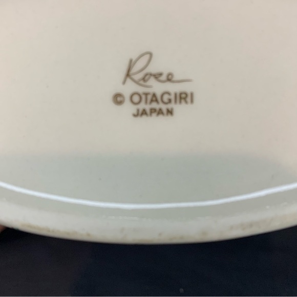 Otagiri Wide Pocket Elegant Beige Vase With Long Stems Red Roses - Picture 7 of 8